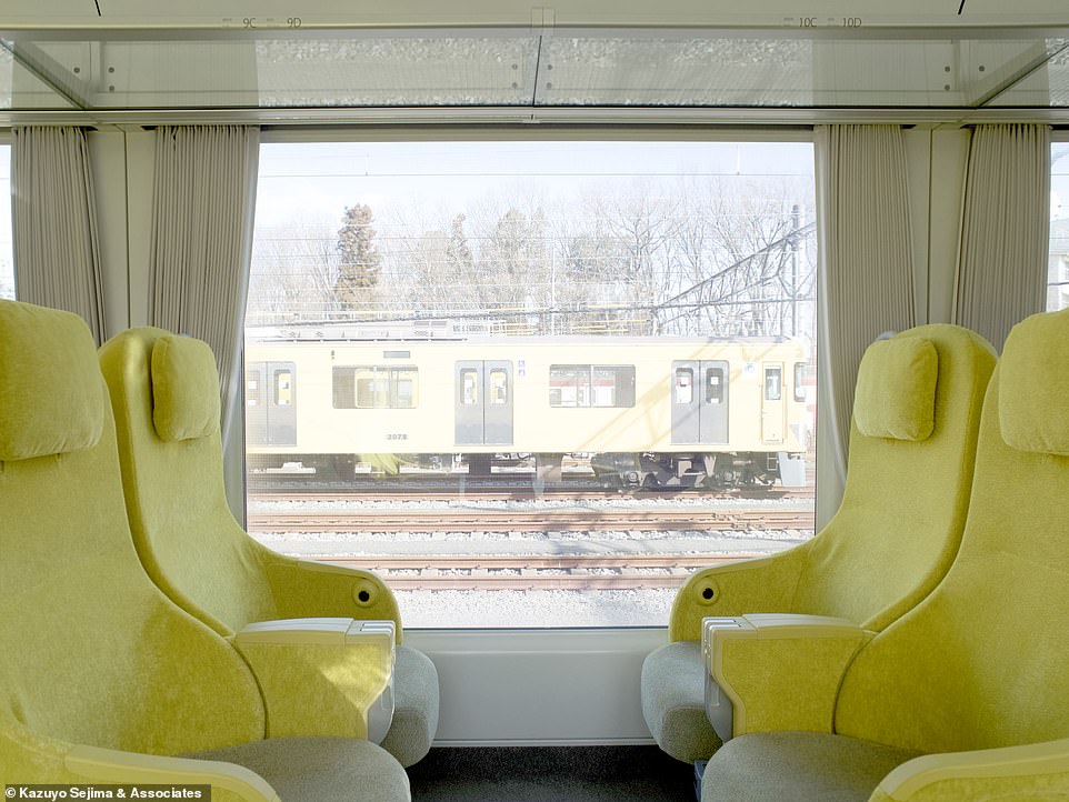 أريكة وإضاءة ناعمة ونوافذ بانورامية في أسرع قطار ياباني
