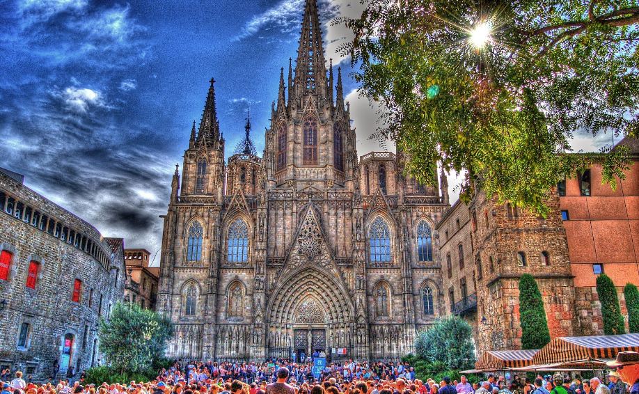 كاتدرائية برشلونة المرعبة م ثل بجثة قديستها وخبأ كهنتها آثارها خوفا من الفتح الإسلامي يلا بوك