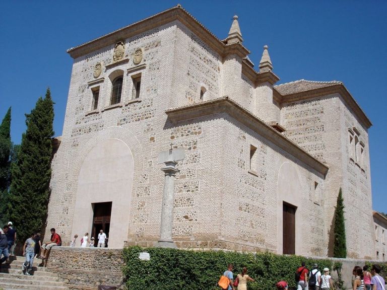 مسجد قصر الحمراء الذي تحوَّل إلى كنيسة سانتا ماريّا