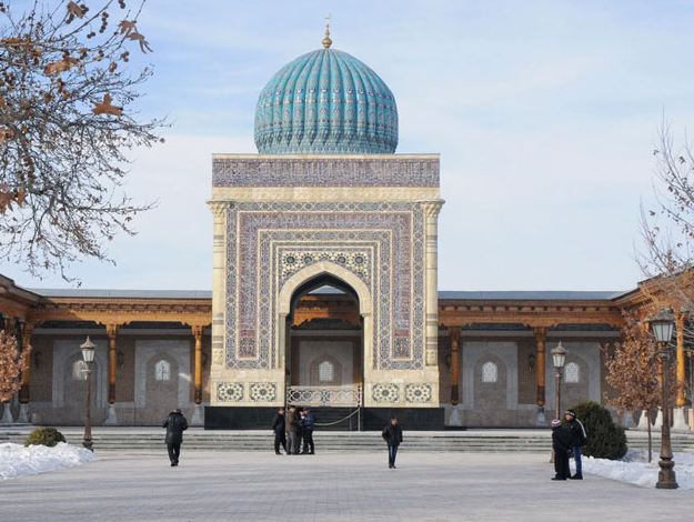  مسجد كاليان.. عبق التاريخ الإسلامي يفوح من بخارى  Imam-al-Bukhari-mausoleum%283%29