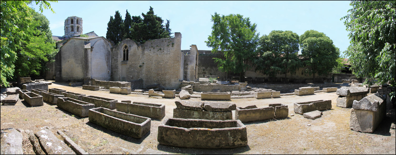 مقبرة غالو الروماني مدينة آرل الفرنسية
