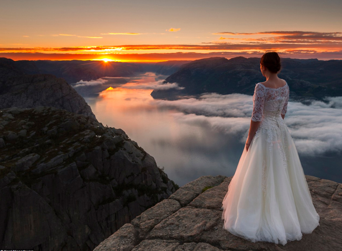 عروس فريدة تقطع 6200 ميل لتلتقط صورًا مبهرة بفستان زفافها