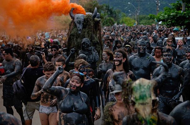 مهرجان الطين بالبرازيل.. هل تقبل الاستحمام في الوحل