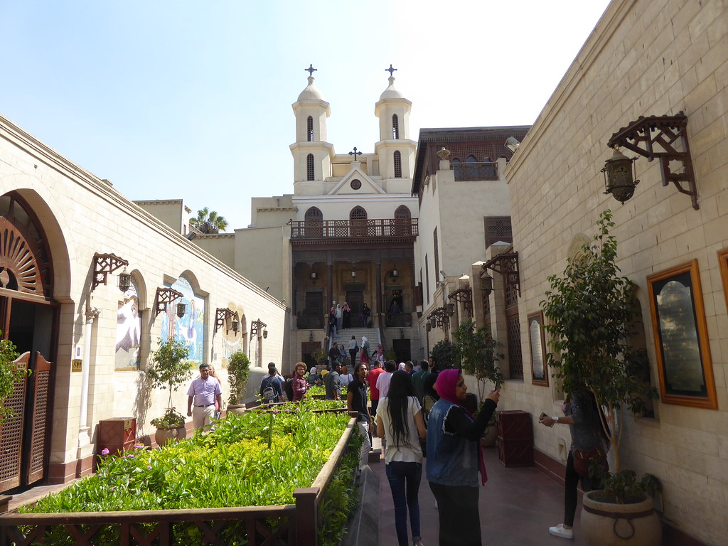 الكنيسة المعلقة على أبواب الحصن الروماني والأشهر في القاهرة