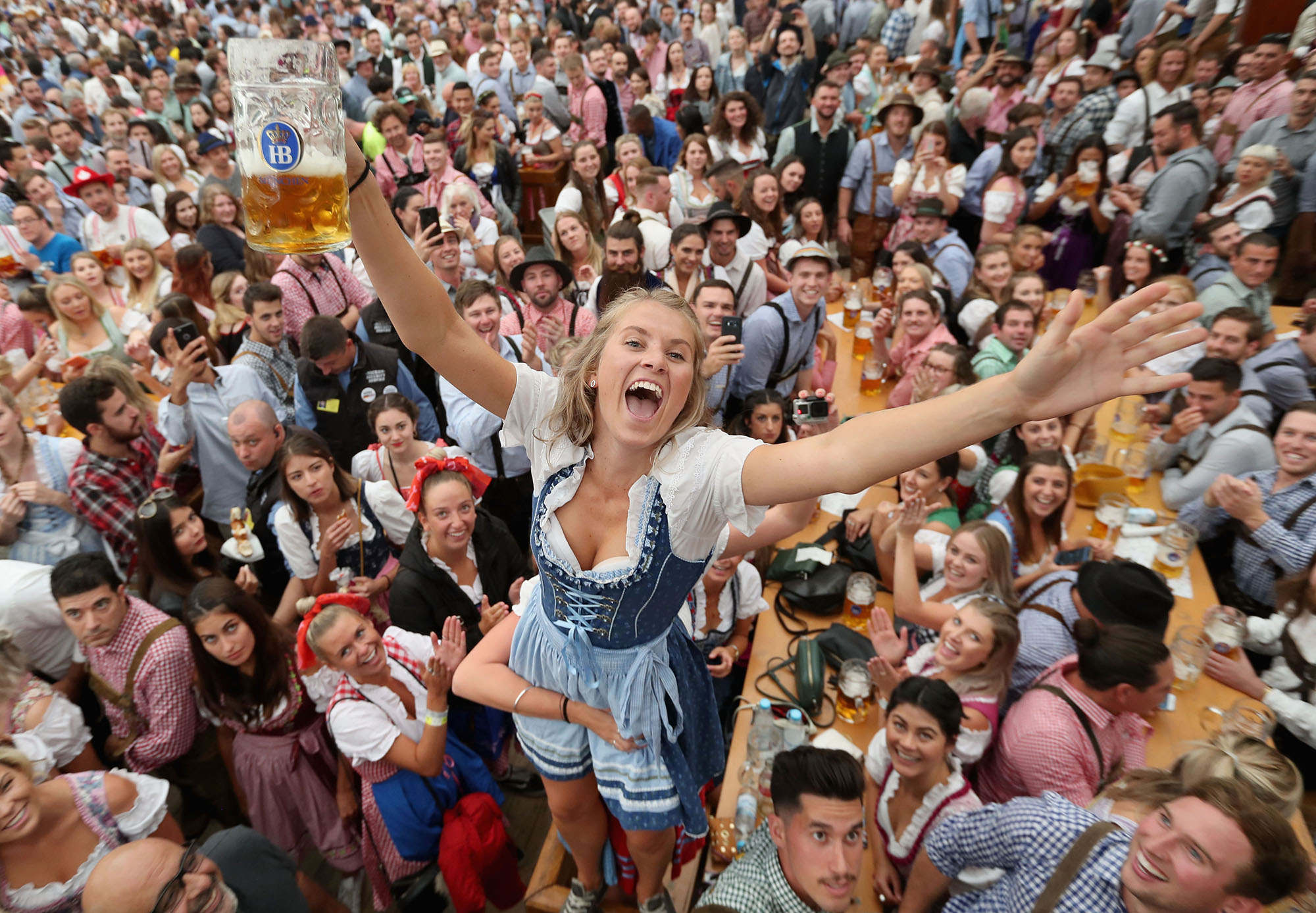 مهرجان أكتوبر في ميونيخ .. 6 مليون زائر لأكبر مهرجان شعبي في العالم