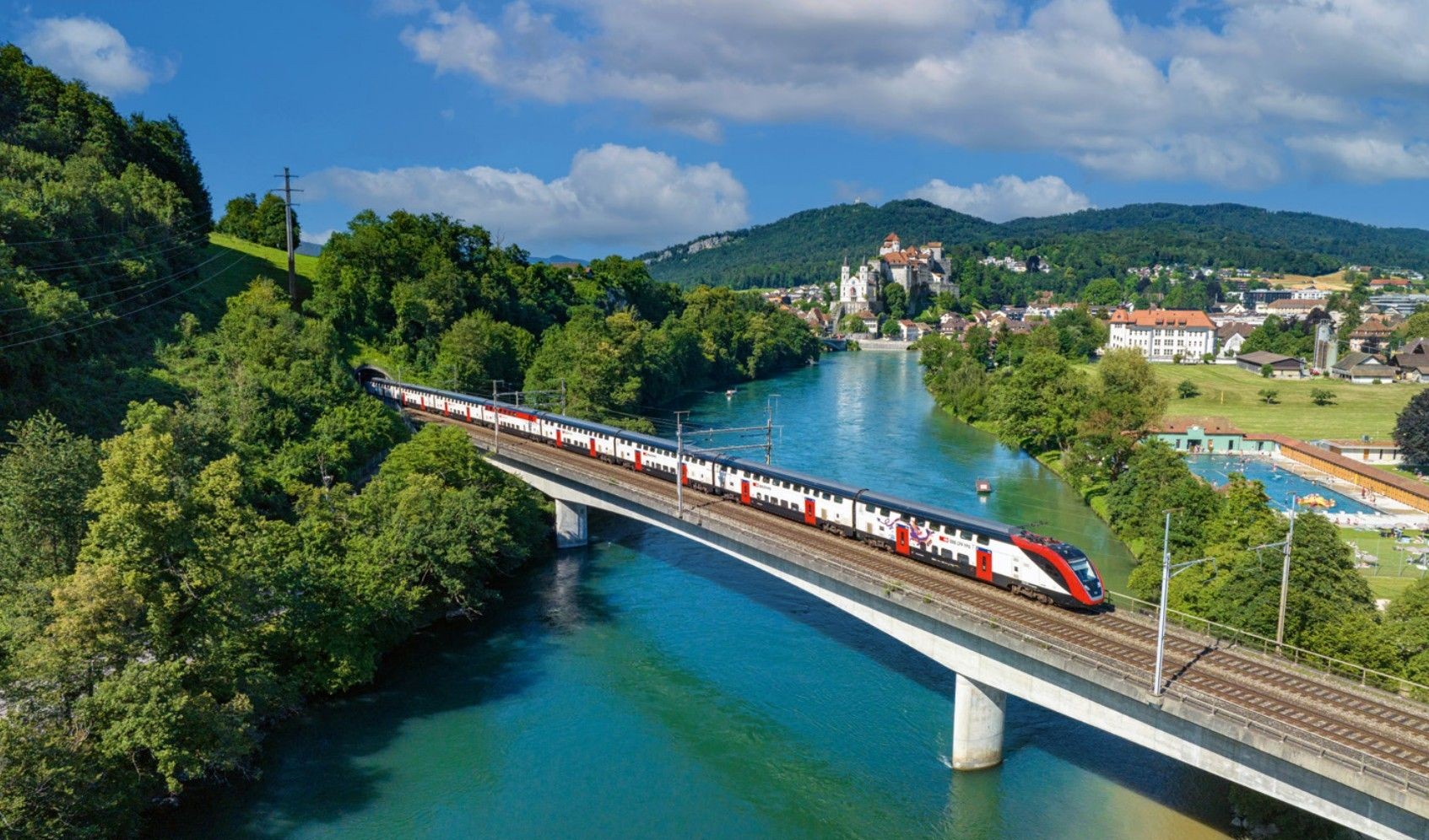 دليلك الشامل لـ حجز قطارات سويسرا رحلة سحرية عبر جبال الألب