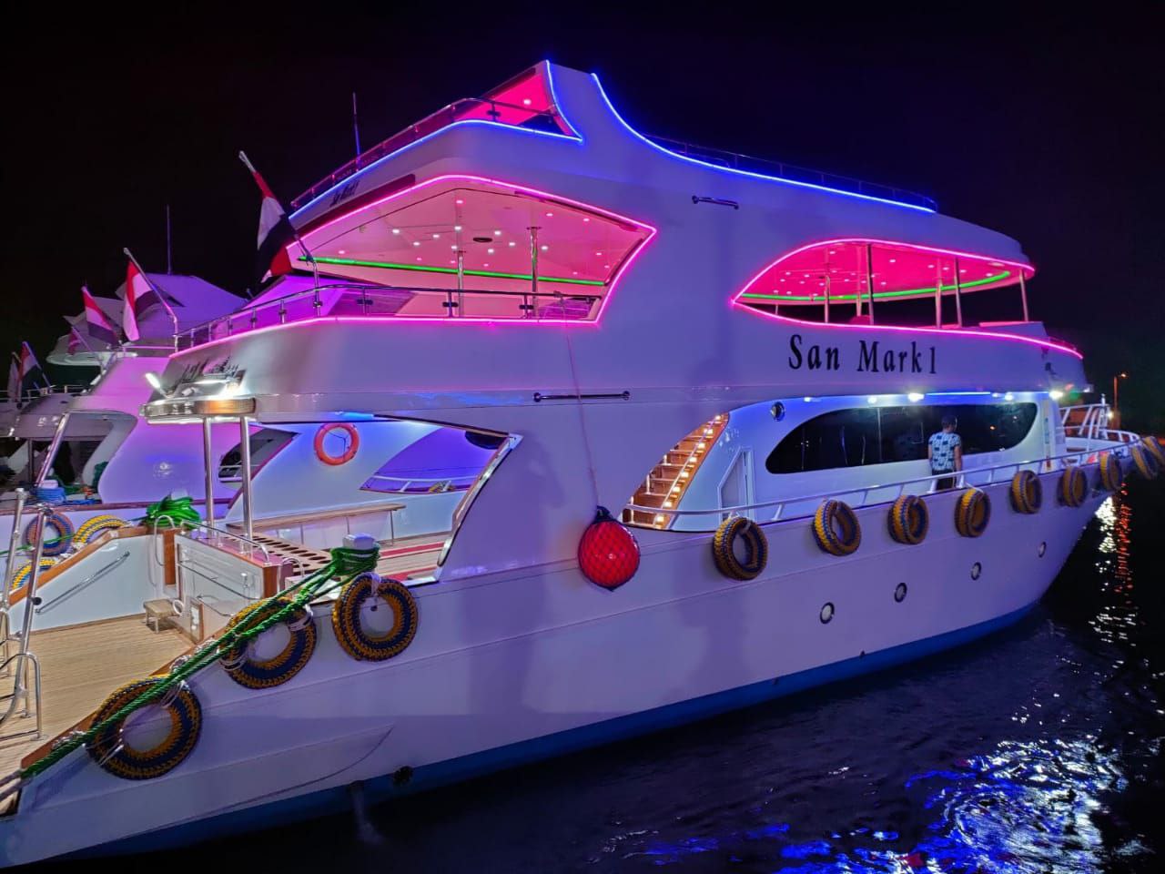 رحلة عشاء رومانسية في شرم الشيخ علي متن يخت