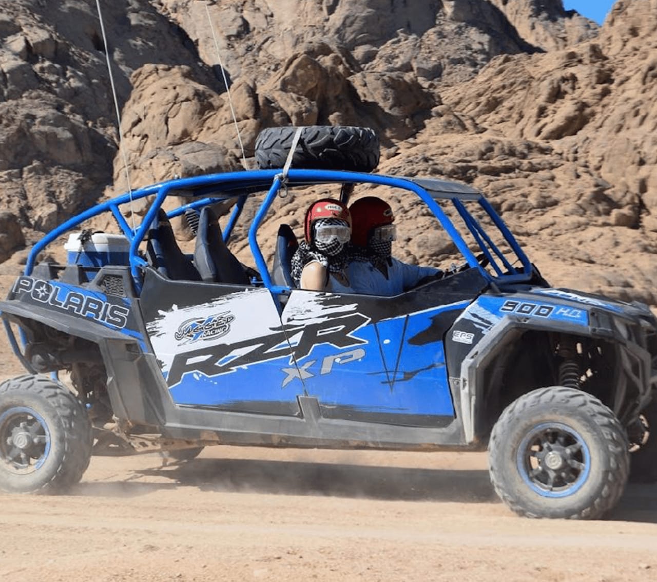 سفاري صباحي بالدراجات الرباعية في مكادي باي – مغامرة الصحراء مع البدو والجمال